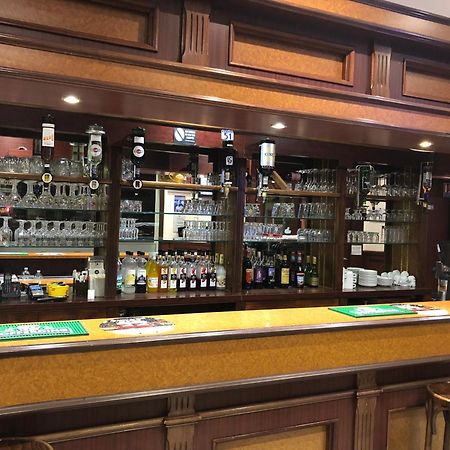 Aux Bons Amis Hotel Reims Eksteriør billede
